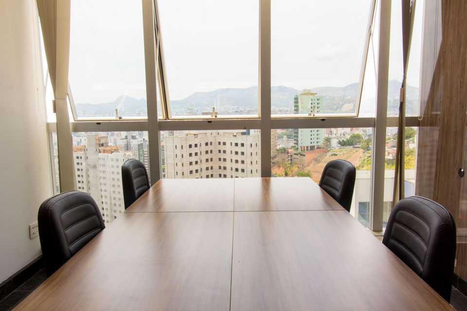 Mesa de escritório exclusivo com vista panorâmica de Belo Horizonte