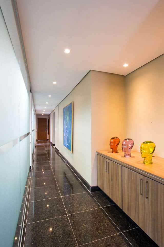 Corredor com portas de escritórios exclusivos no Desk Coworking
