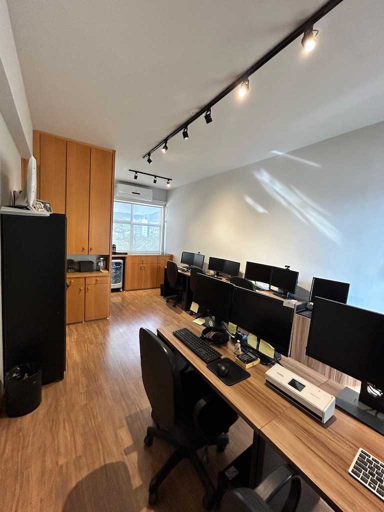 Estações com monitores em escritório exclusivo do Desk