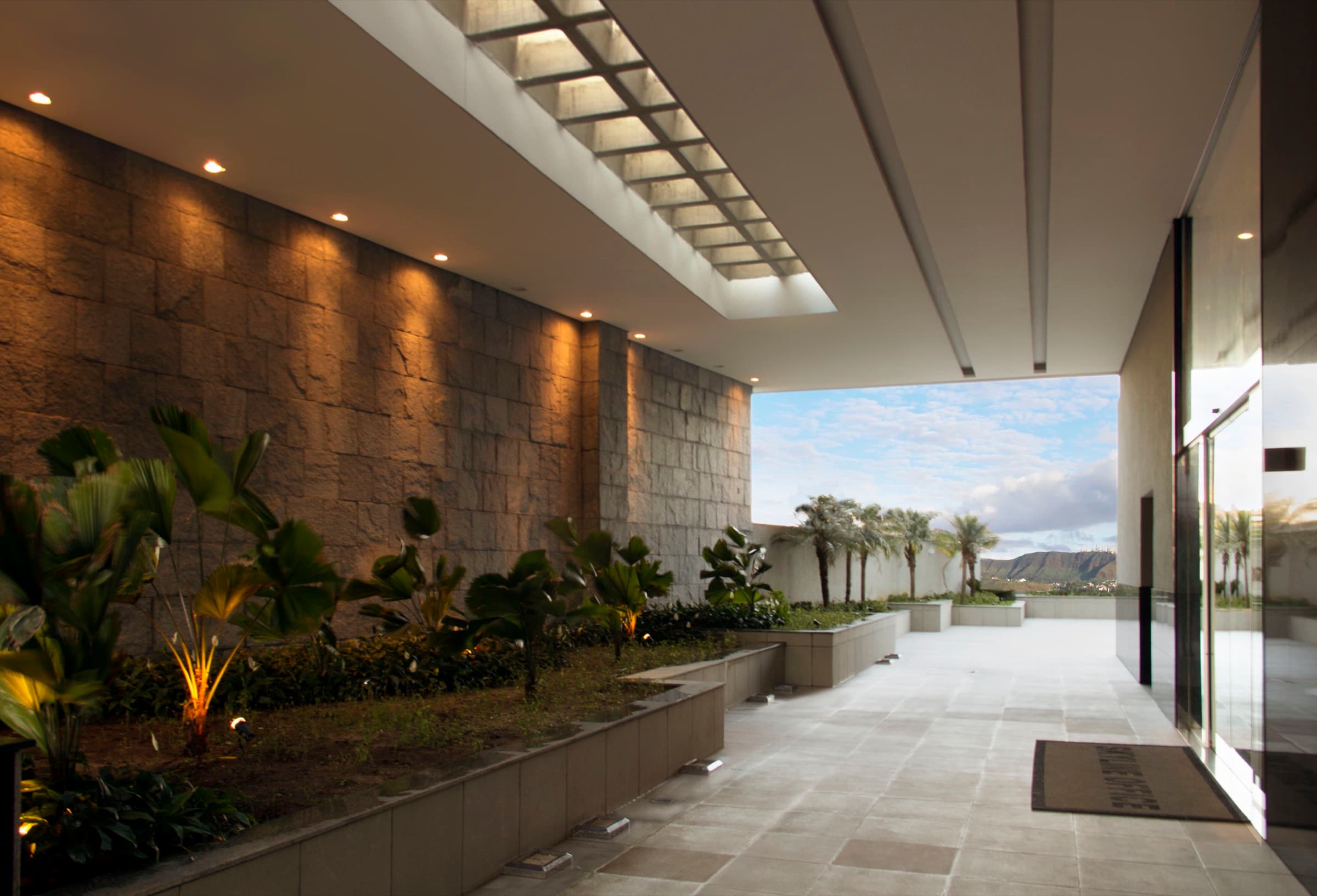 Hall de entrada do prédio com vista da serra no Luxemburgo