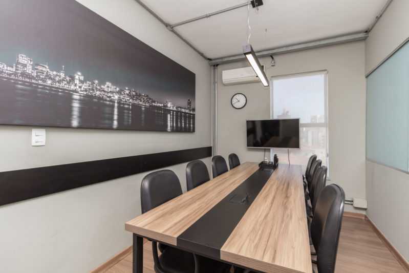 Sala de reunião mobiliada pronta para uso