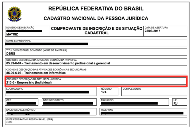 Documento de cadastro empresarial sobre mesa, com carimbo e caneta