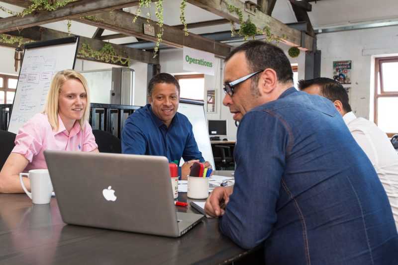Por que começar o seu negócio em um coworking?