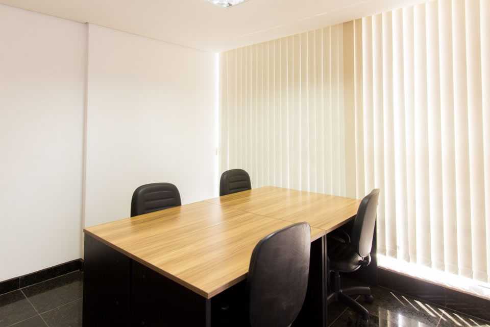 Mesa para quatro pessoas em escritório exclusivo do Desk