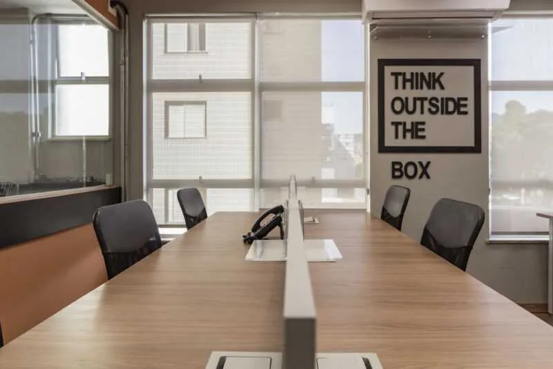 Profissionais em estações de trabalho no Desk Coworking em Belo Horizonte