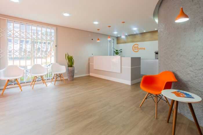 Recepção iluminada da unidade Cidade Nova do Desk