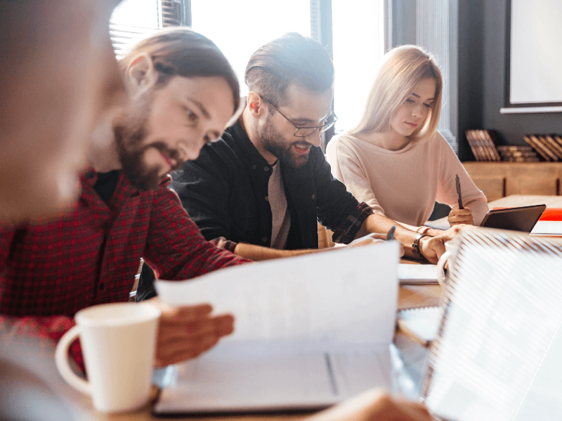 Profissionais conectados mostrando a evolução do coworking e sua colaboração