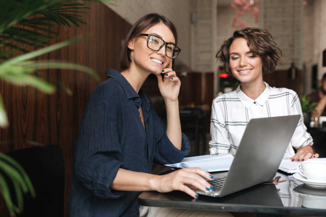 Como decidir sobre um coworking profissionais interagindo e trocando ideias em ambiente colaborativo