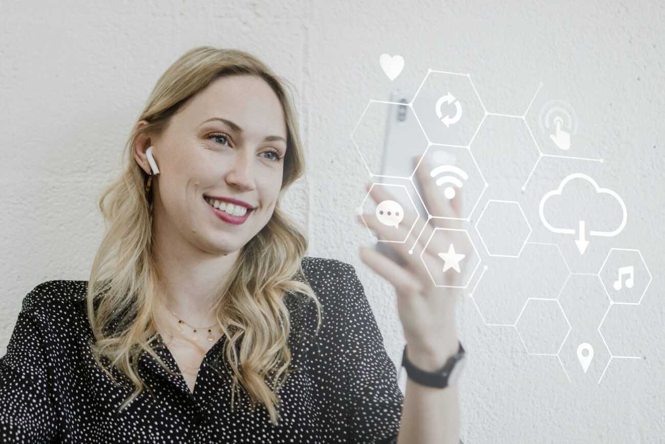 Profissional atendendo cliente com suporte de IA, mostrando eficiência e experiência de atendimento humanizado.