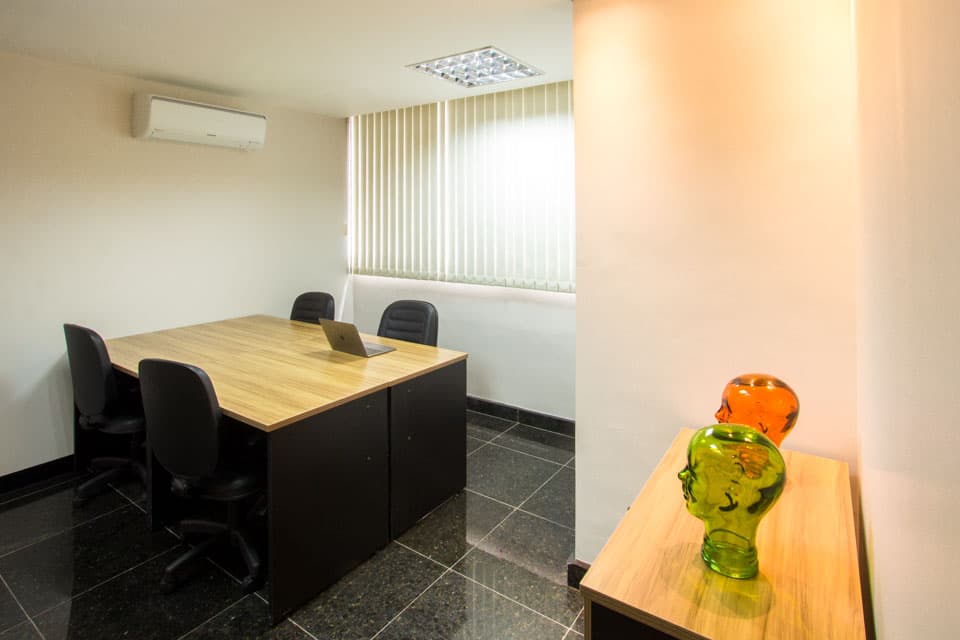 Sala privativa com mesa e cadeiras na unidade Luxemburgo