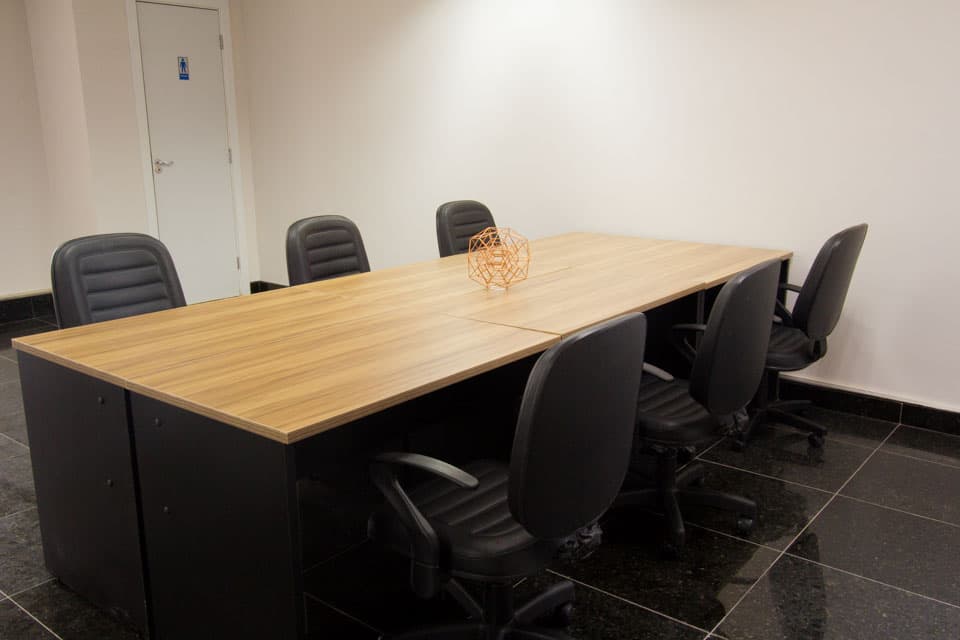 Mesa de reunião com cadeiras na unidade Luxemburgo