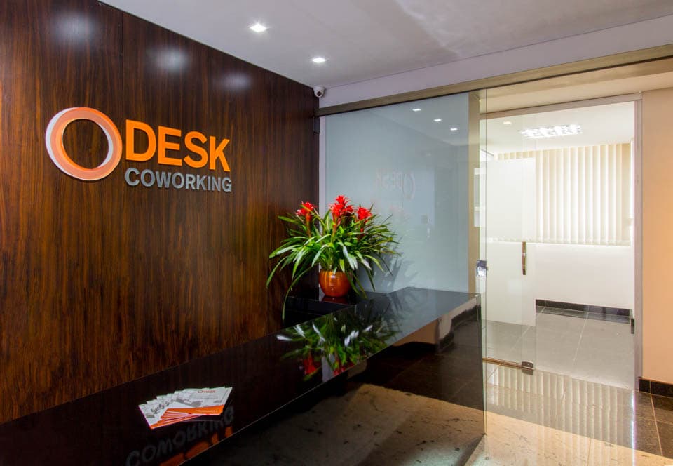 Recepção da unidade Luxemburgo com balcão e logo Desk