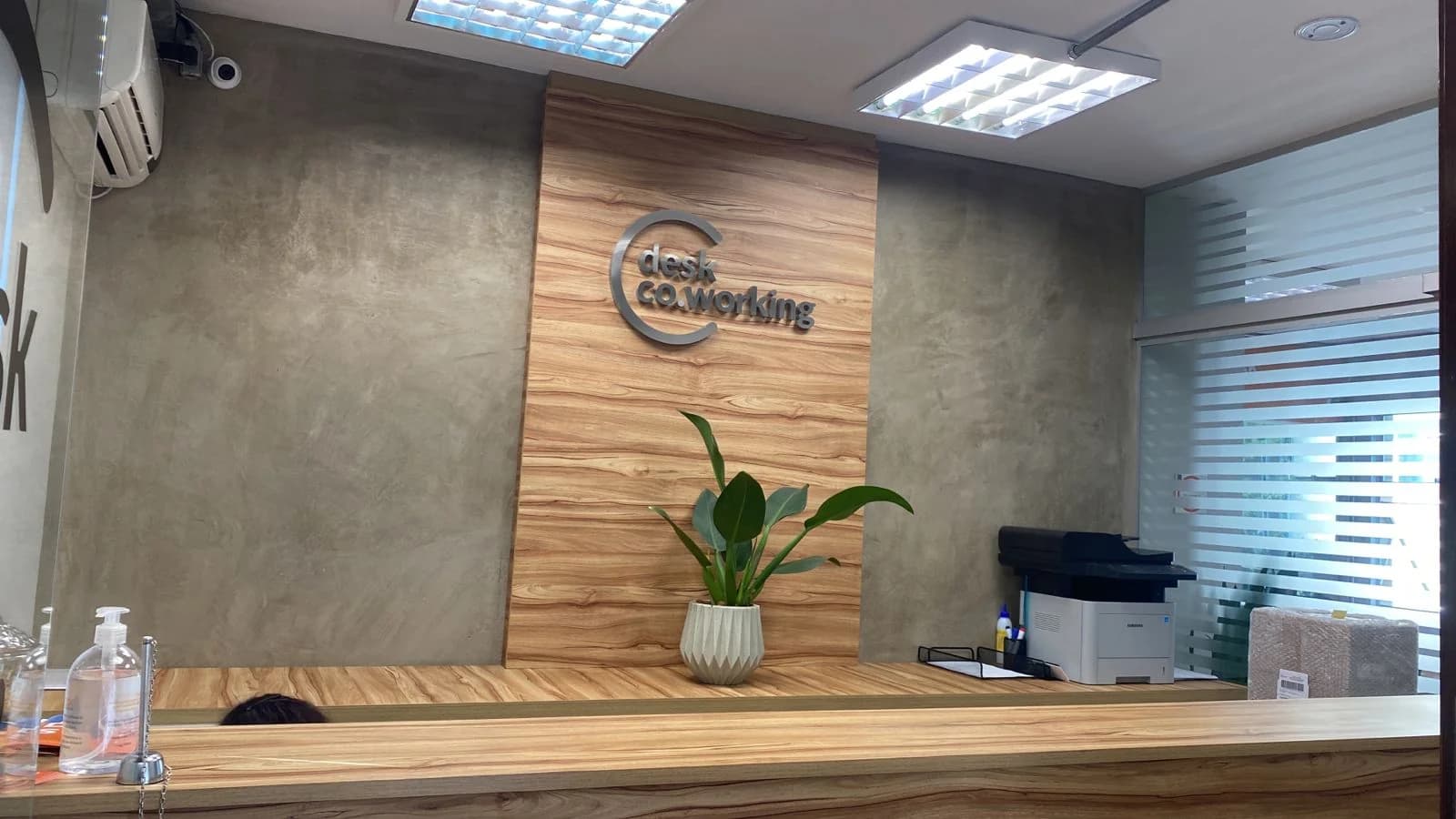 Área de trabalho iluminada na unidade Santa Efigênia do Desk