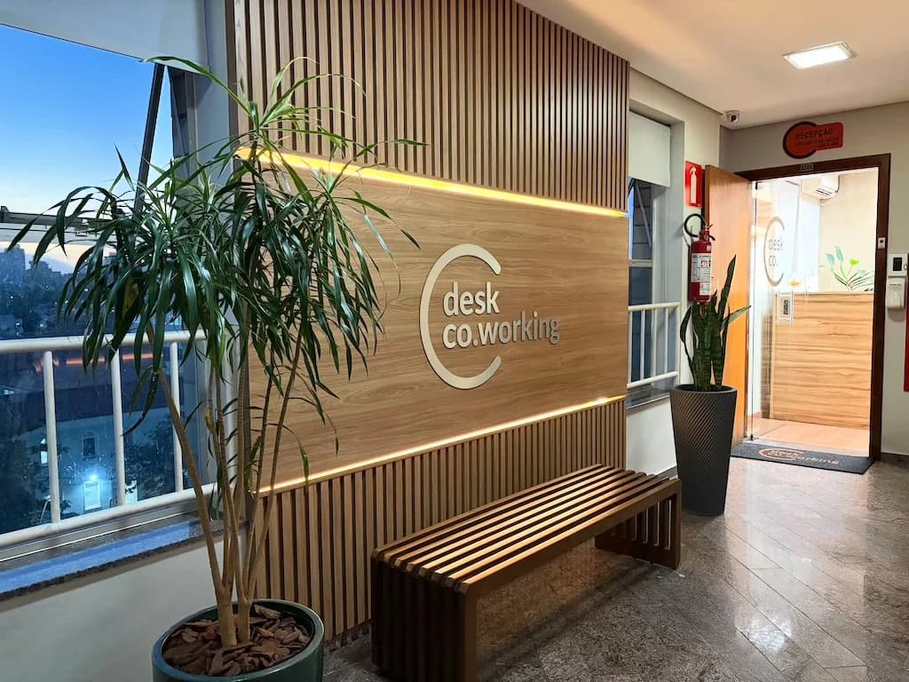Hall de entrada com logo Desk no painel ripado na Santa Efigênia