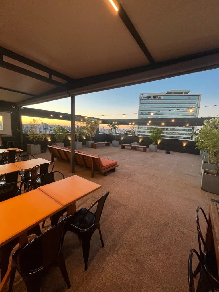 Rooftop do Desk Coworking Santa Efigênia ao entardecer