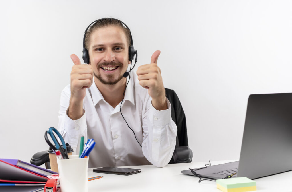 Com em atendimento telefônico, sorrindo e profissional, agindo para encantar clientes