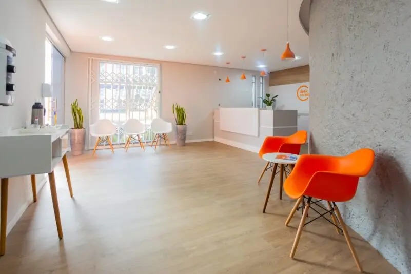 Entrada do DESK Coworking no bairro Cidade Nova em Belo Horizonte, mostrando fachada moderna e recepção acolhedora para freelancers