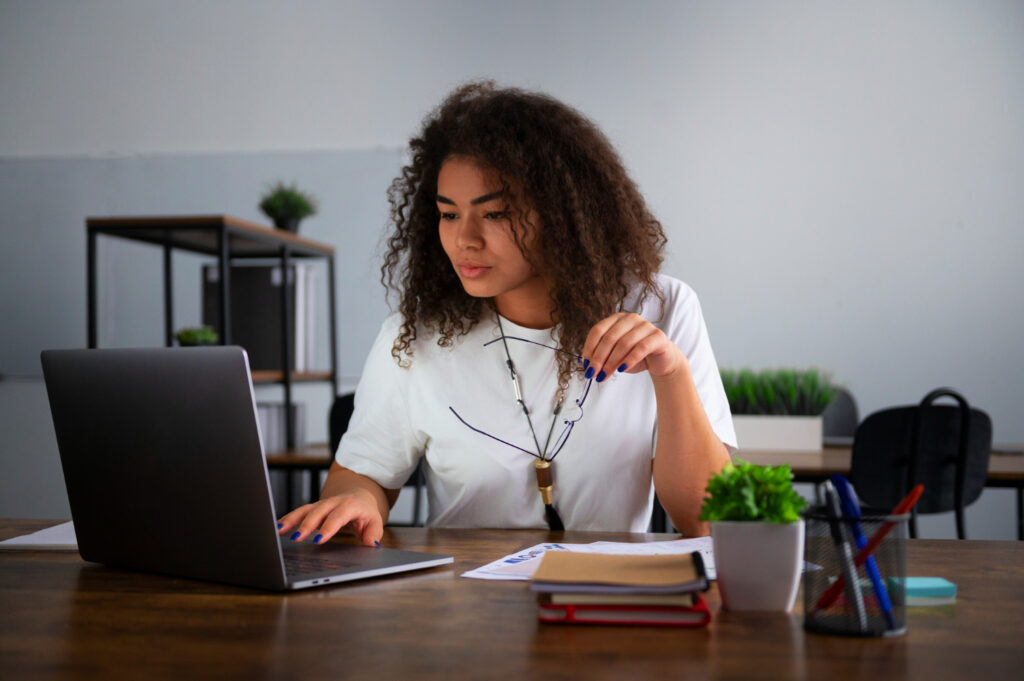 Como a IA redefine a forma de trabalhar: profissionais usando inteligência artificial em escritórios e rotinas automatizadas