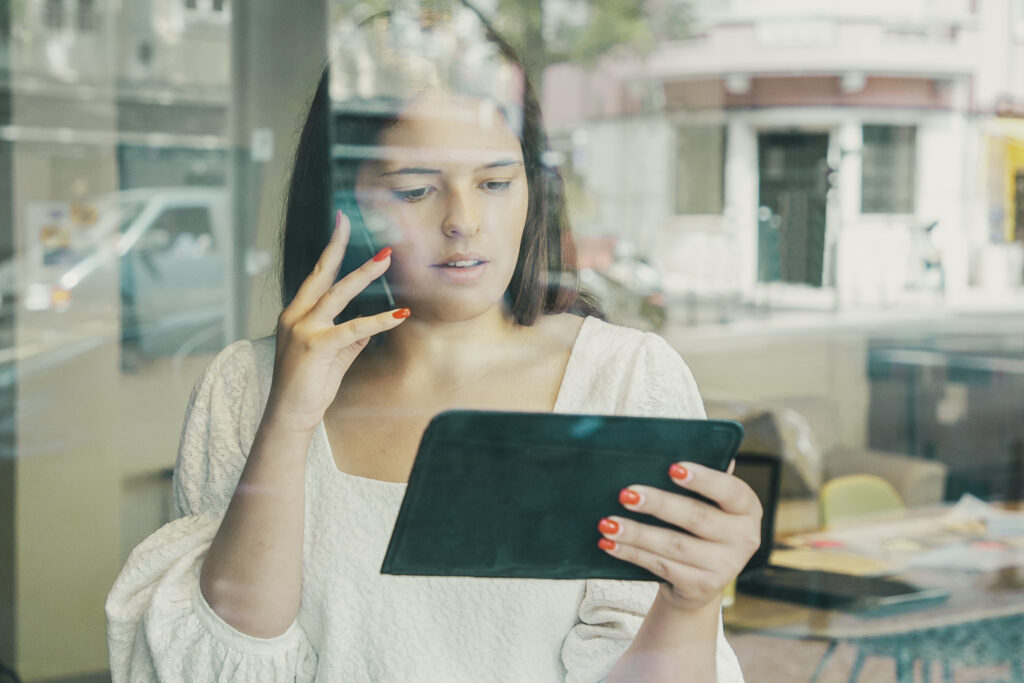 Ligação de atendimento inteligente com IA, representando confiança, inovação e vantagem competitiva para empresas.